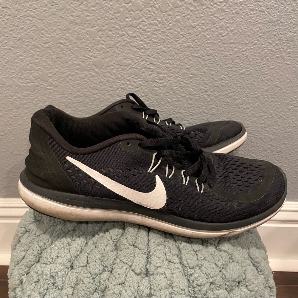 Size 9 NIKE flex 2017 run shoes